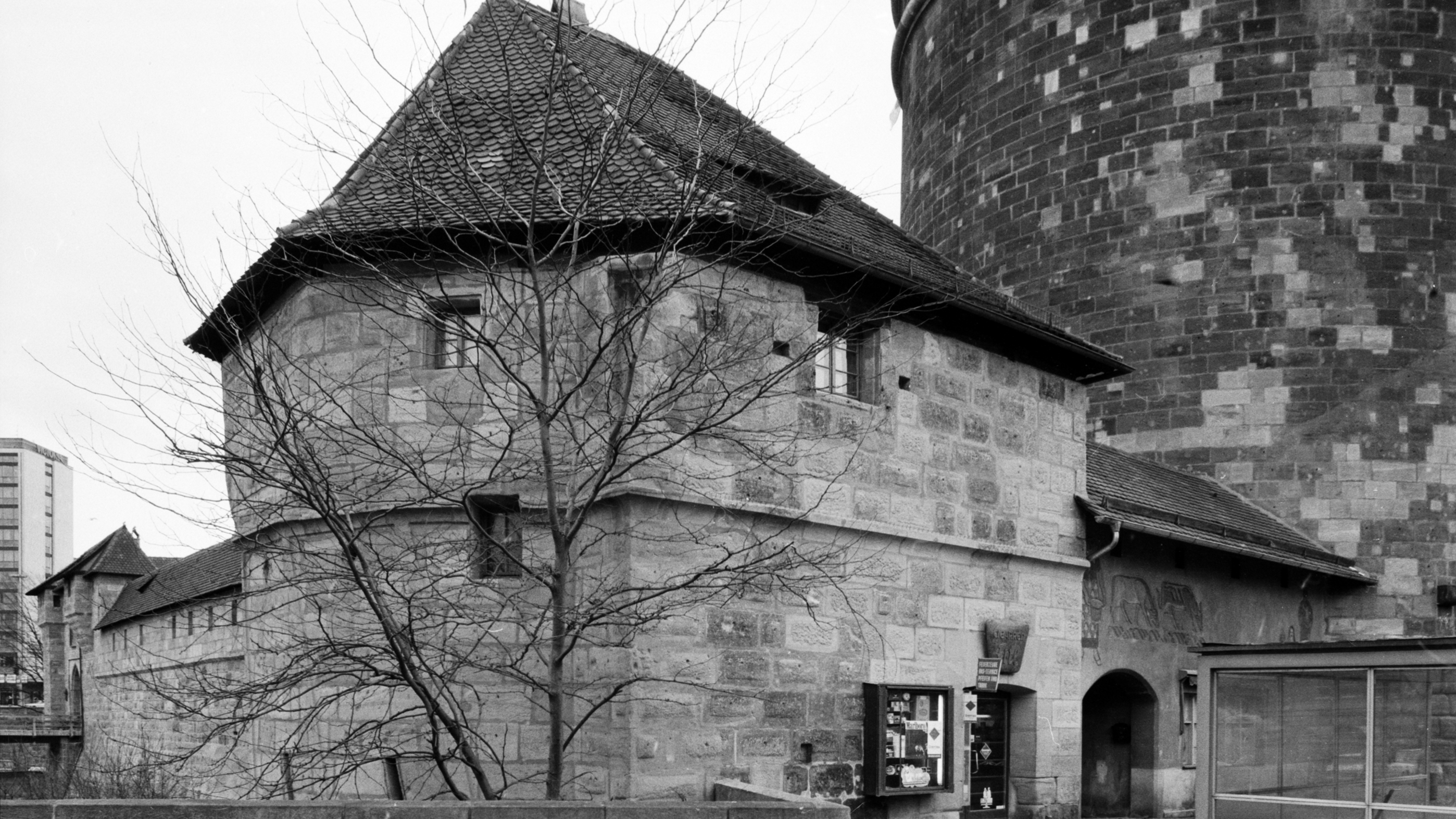 Königstor Zigarren Ertl im Schraubenturm März 1982 Historische Schwarz-Weiß-Aufnahme des markanten Schraubenturms am Nürnberger Königstor, in dessen Erdgeschoss sich das Zigarrengeschäft Ertl befindet, direkt neben dem massiven Frauentorturm.